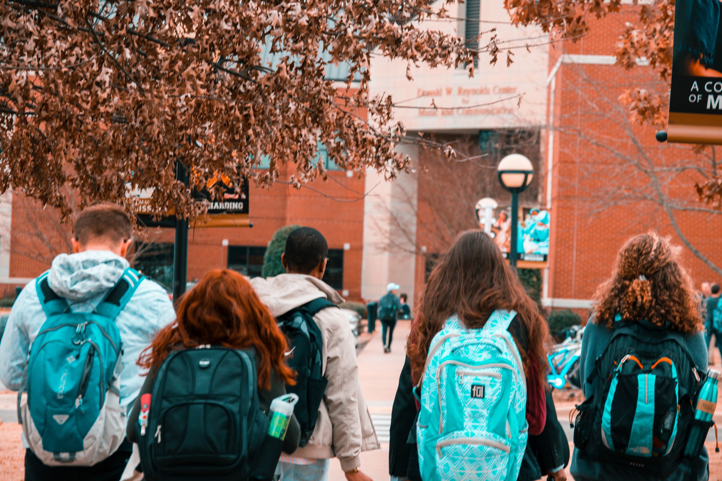 Ados sur le chemin de l'école